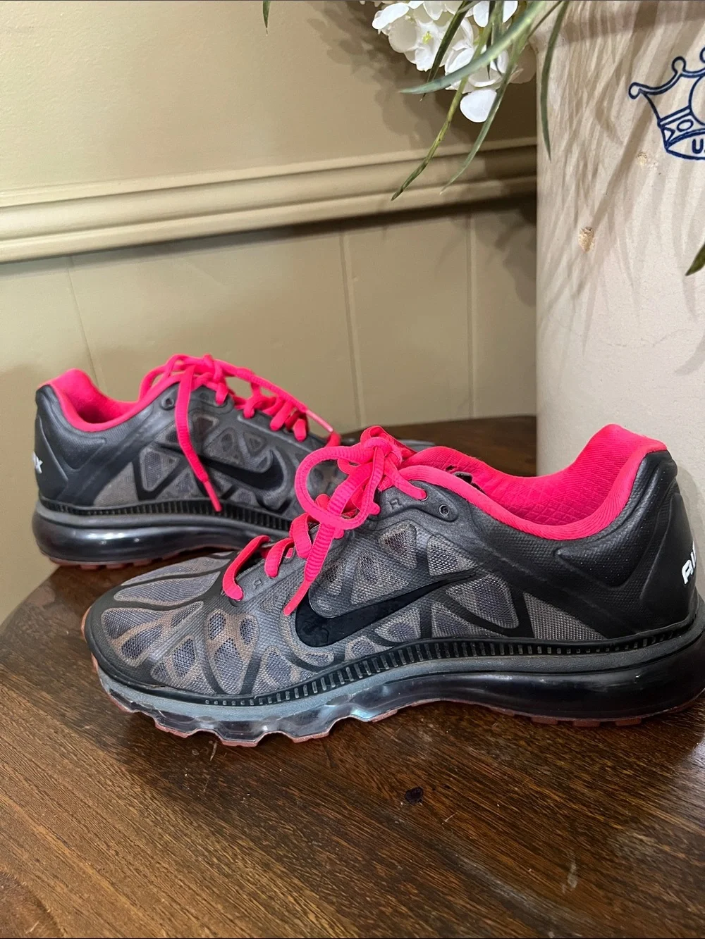 Nike Airmax Women's Black Athletic Sneakers with Pink Accents Size7